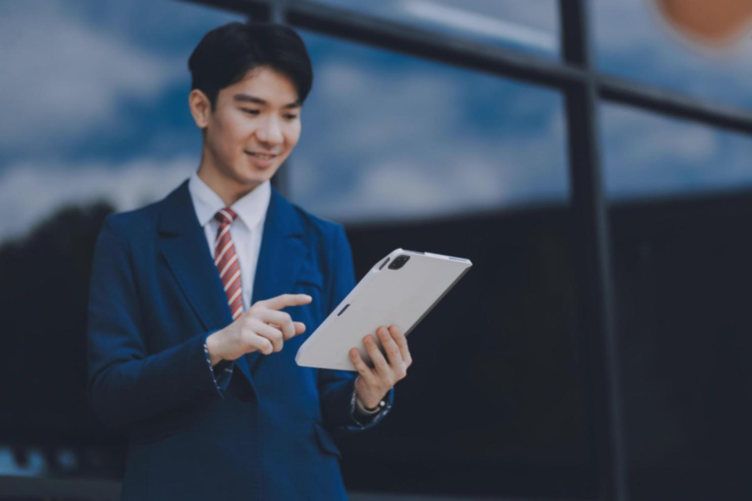 Material de estudio con documentos financieros y herramientas de trabajo