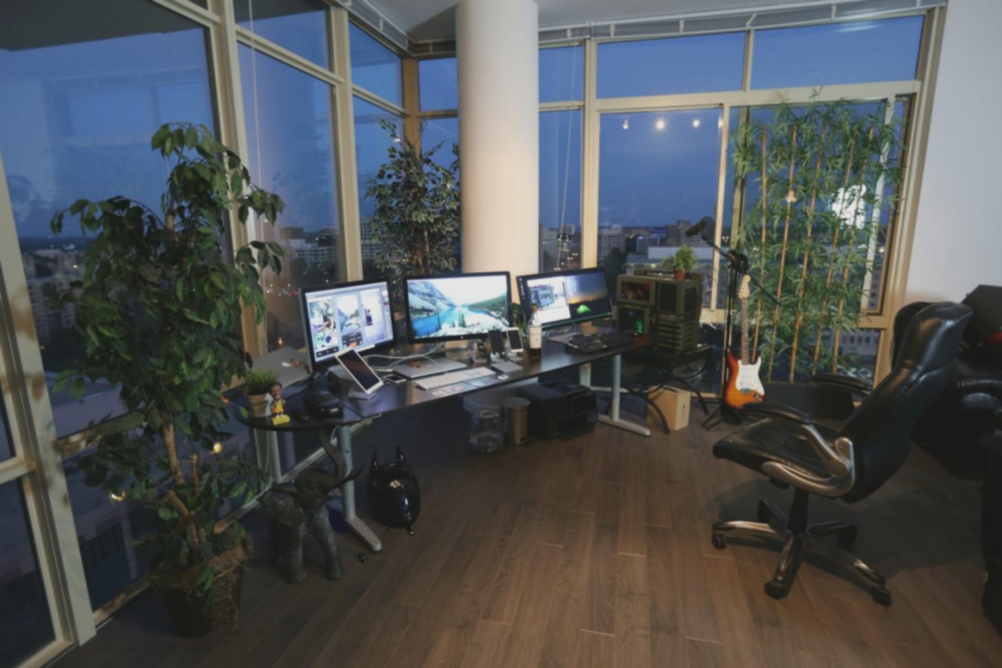 Workspace de trabajo con ordenador y material de estudio financiero